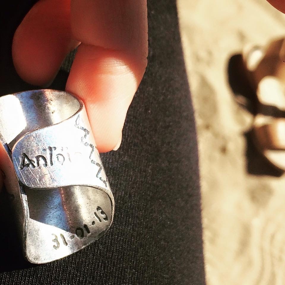 parte de atras de anillo ancho